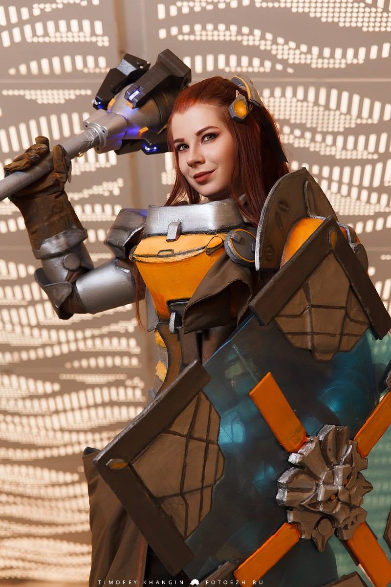 Brigitte Cosplay Anastasya Zelenova with shield