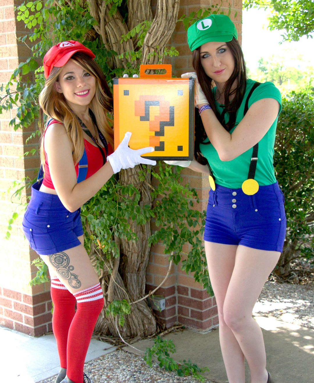 Super Mario & Luigi cosplay girls